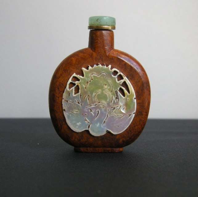 Burlwood snuff bottle (precious wood) embellished on each face of mother-of-pearl (a phenix and a Shou sign)